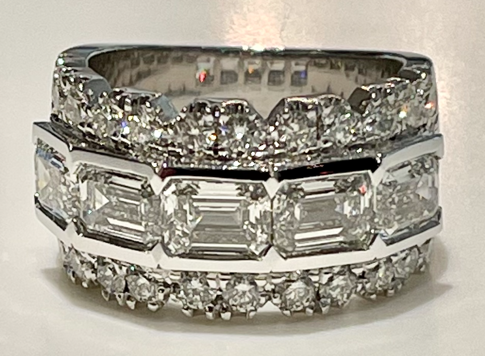 18k White Gold Emerald Cut With Top & Bottom Row Of Rounds Diamond Band