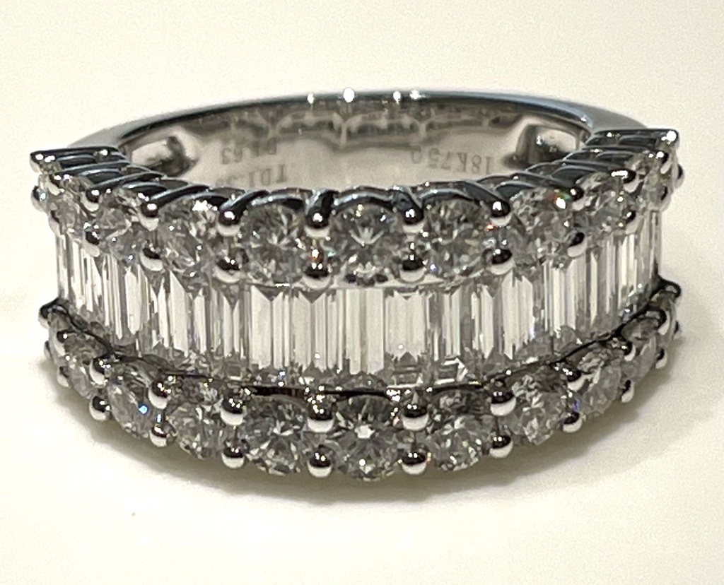 18k Baguette & Round Diamond Wedding Band